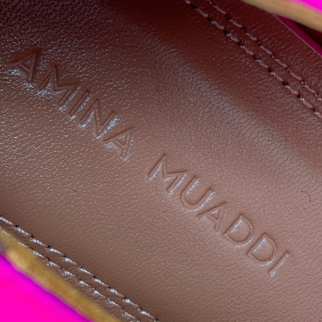 【Amina Muaddi】钻扣平底单鞋。简约气质款。鞋面漆皮、真丝。羊皮垫脚、注塑真皮大底。
码数：3