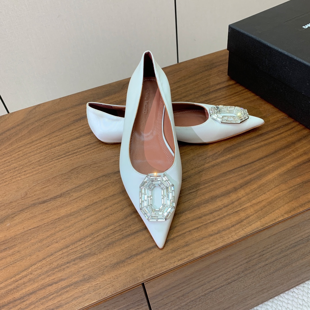 【Amina Muaddi】钻扣平底单鞋。简约气质款。鞋面漆皮、真丝。羊皮垫脚、注塑真皮大底。
码数：3