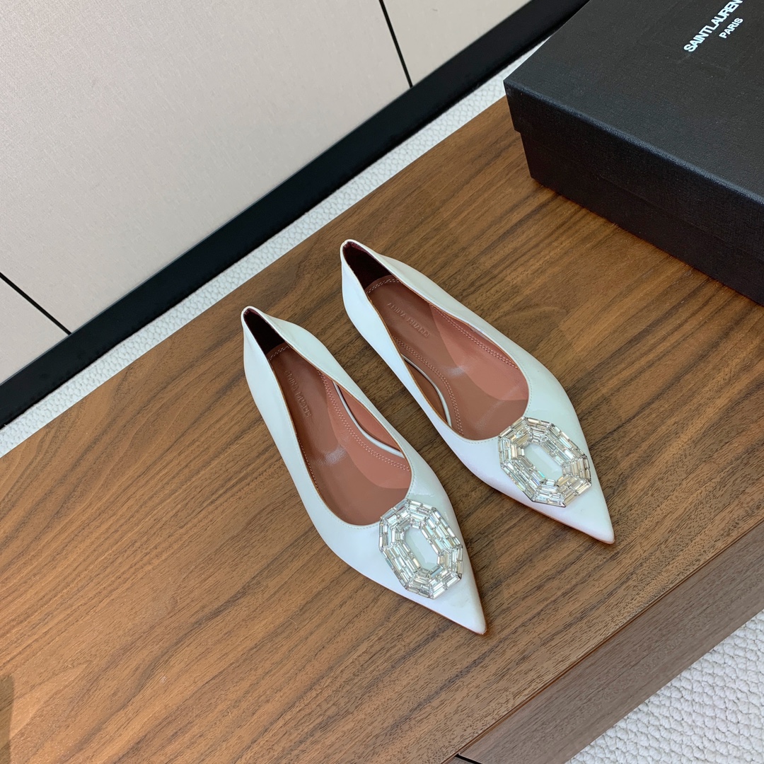 【Amina Muaddi】钻扣平底单鞋。简约气质款。鞋面漆皮、真丝。羊皮垫脚、注塑真皮大底。
码数：3