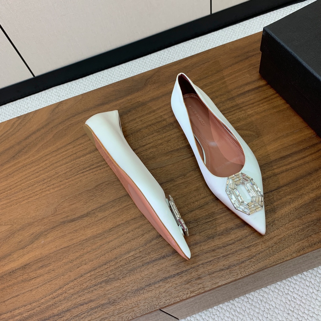 【Amina Muaddi】钻扣平底单鞋。简约气质款。鞋面漆皮、真丝。羊皮垫脚、注塑真皮大底。
码数：3