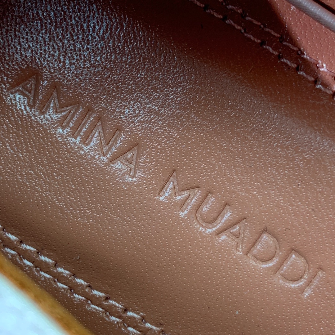 【Amina Muaddi】钻扣平底单鞋。简约气质款。鞋面漆皮、真丝。羊皮垫脚、注塑真皮大底。
码数：3