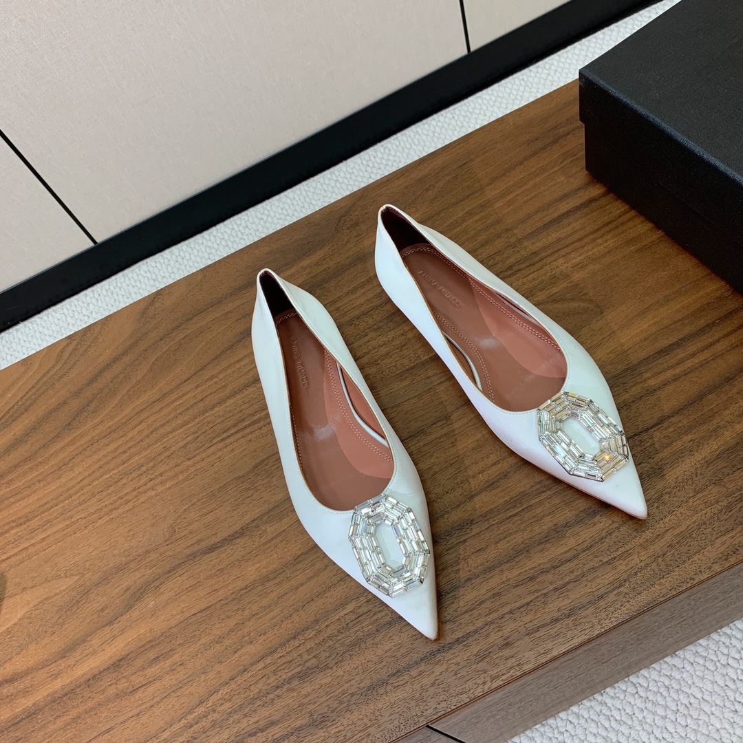 【Amina Muaddi】钻扣平底单鞋。简约气质款。鞋面漆皮、真丝。羊皮垫脚、注塑真皮大底。
码数：3