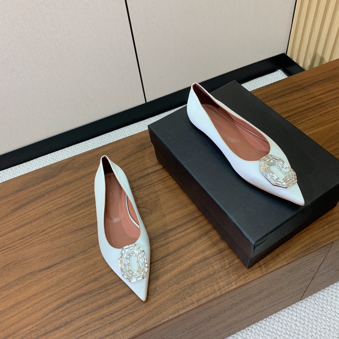 【Amina Muaddi】钻扣平底单鞋。简约气质款。鞋面漆皮、真丝。羊皮垫脚、注塑真皮大底。
码数：3