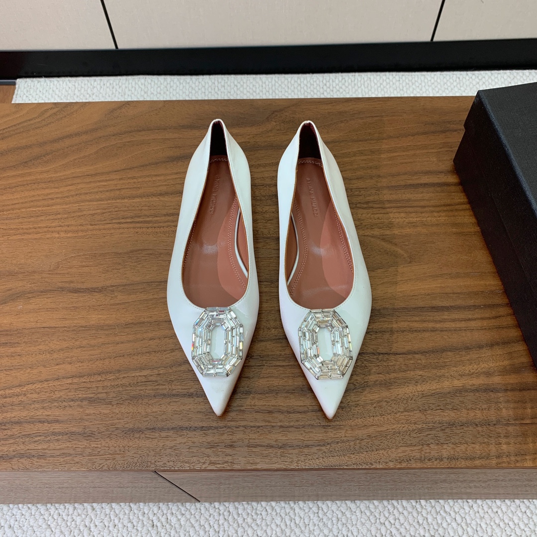 【Amina Muaddi】钻扣平底单鞋。简约气质款。鞋面漆皮、真丝。羊皮垫脚、注塑真皮大底。
码数：3