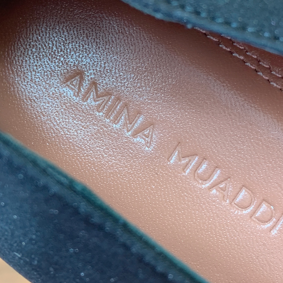 【Amina Muaddi】钻扣平底单鞋。简约气质款。鞋面漆皮、真丝。羊皮垫脚、注塑真皮大底。
码数：3