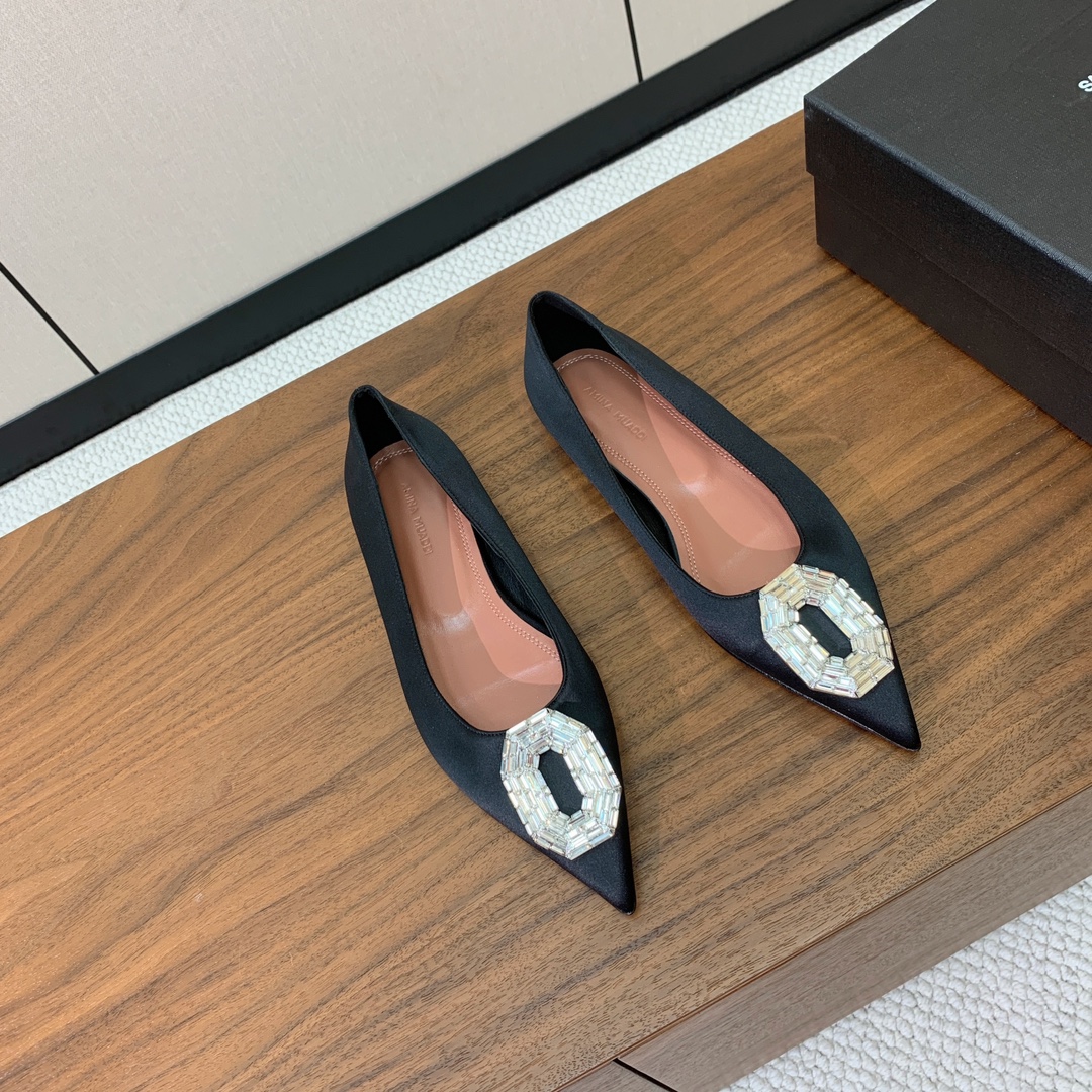 【Amina Muaddi】钻扣平底单鞋。简约气质款。鞋面漆皮、真丝。羊皮垫脚、注塑真皮大底。
码数：3