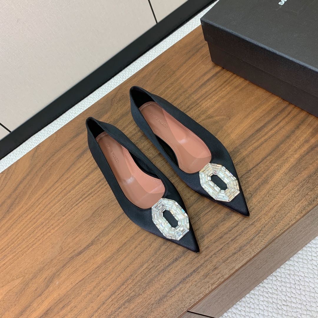 【Amina Muaddi】钻扣平底单鞋。简约气质款。鞋面漆皮、真丝。羊皮垫脚、注塑真皮大底。
码数：3