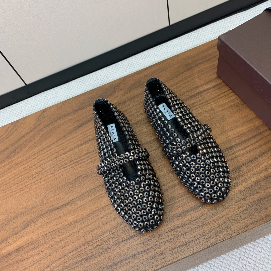 【Alaia】钻面芭蕾舞鞋。超级火，上脚超舒服超美。羊皮垫脚，橡胶底，原版小皮箱。
码数：35-42（4