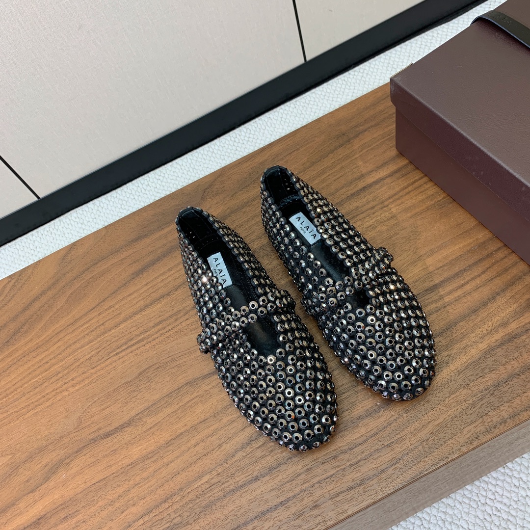 【Alaia】钻面芭蕾舞鞋。超级火，上脚超舒服超美。羊皮垫脚，橡胶底，原版小皮箱。
码数：35-42（4