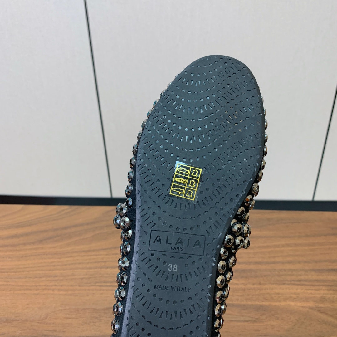 【Alaia】钻面芭蕾舞鞋。超级火，上脚超舒服超美。羊皮垫脚，橡胶底，原版小皮箱。
码数：35-42（4