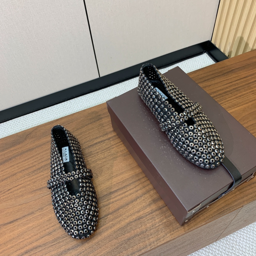 【Alaia】钻面芭蕾舞鞋。超级火，上脚超舒服超美。羊皮垫脚，橡胶底，原版小皮箱。
码数：35-42（4