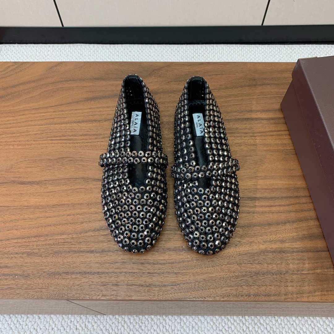 【Alaia】钻面芭蕾舞鞋。超级火，上脚超舒服超美。羊皮垫脚，橡胶底，原版小皮箱。
码数：35-42（4