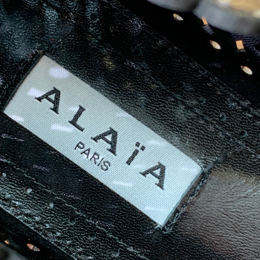 【Alaia】钻面芭蕾舞鞋。超级火，上脚超舒服超美。羊皮垫脚，橡胶底，原版小皮箱。
码数：35-42（4