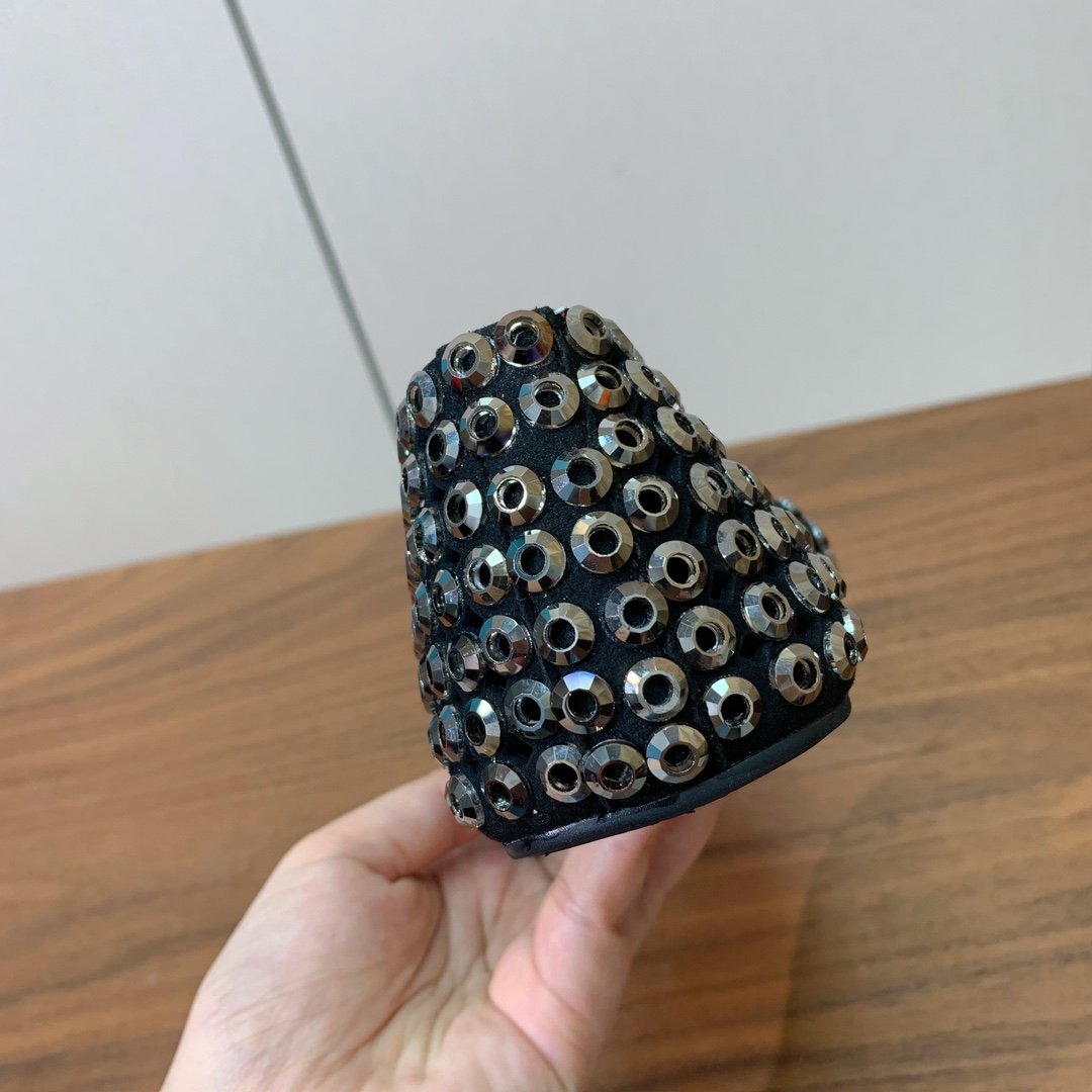 【Alaia】钻面芭蕾舞鞋。超级火，上脚超舒服超美。羊皮垫脚，橡胶底，原版小皮箱。
码数：35-42（4