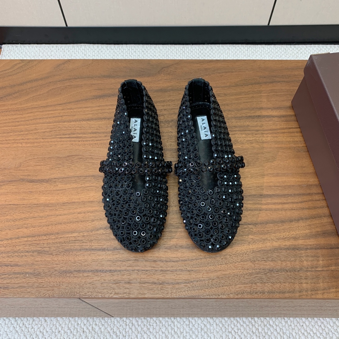 【Alaia】钻面芭蕾舞鞋。超级火，上脚超舒服超美。羊皮垫脚，橡胶底，原版小皮箱。
码数：35-42（4
