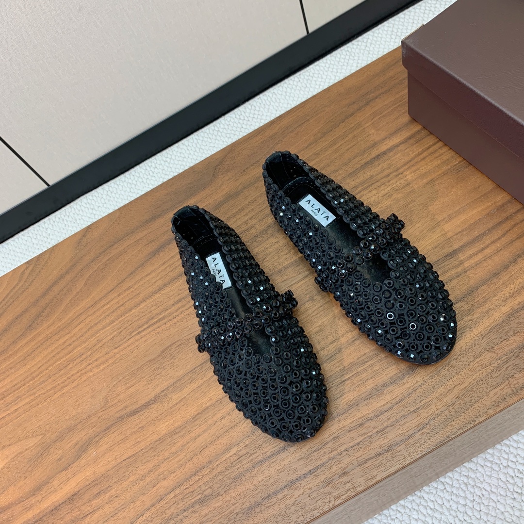 【Alaia】钻面芭蕾舞鞋。超级火，上脚超舒服超美。羊皮垫脚，橡胶底，原版小皮箱。
码数：35-42（4