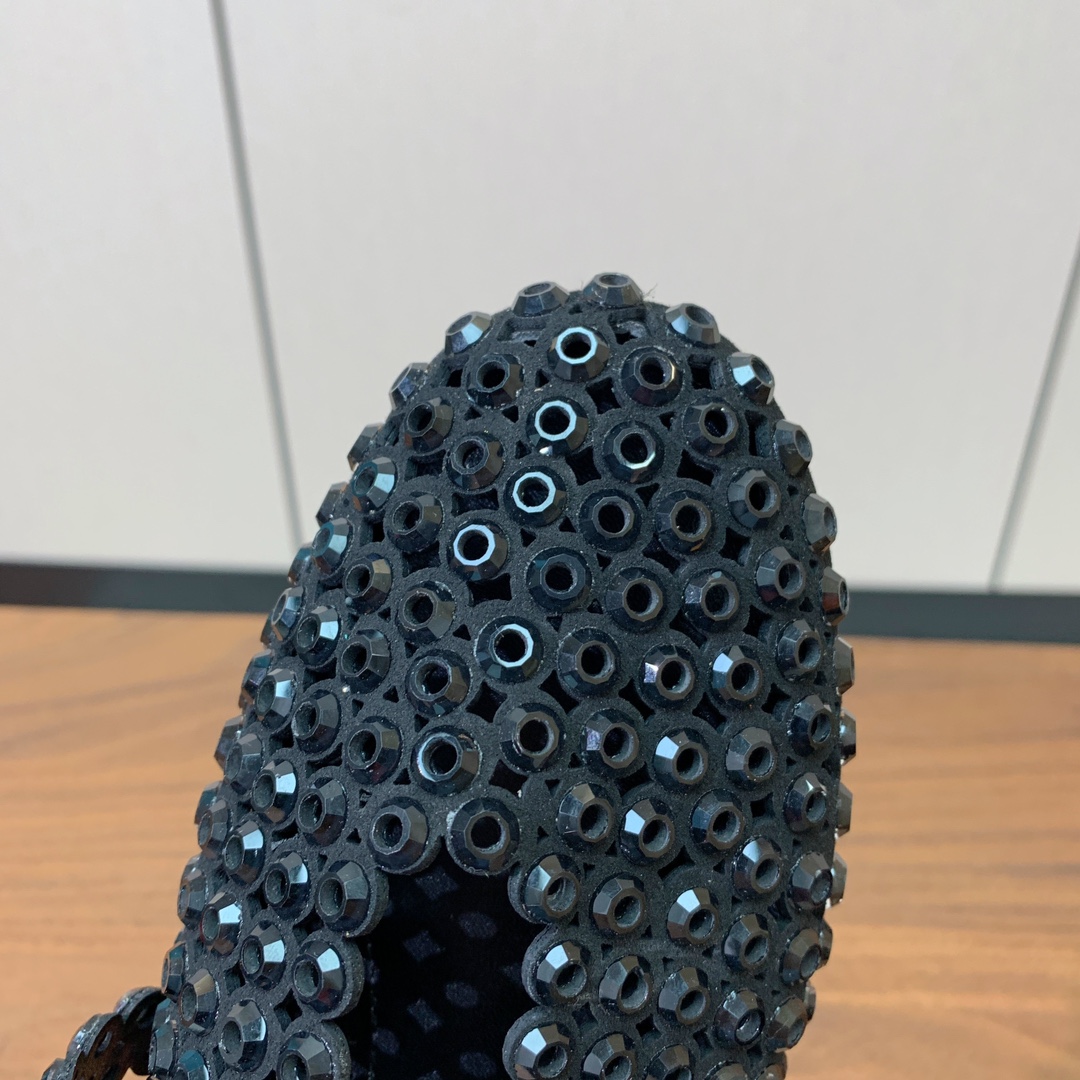 【Alaia】钻面芭蕾舞鞋。超级火，上脚超舒服超美。羊皮垫脚，橡胶底，原版小皮箱。
码数：35-42（4