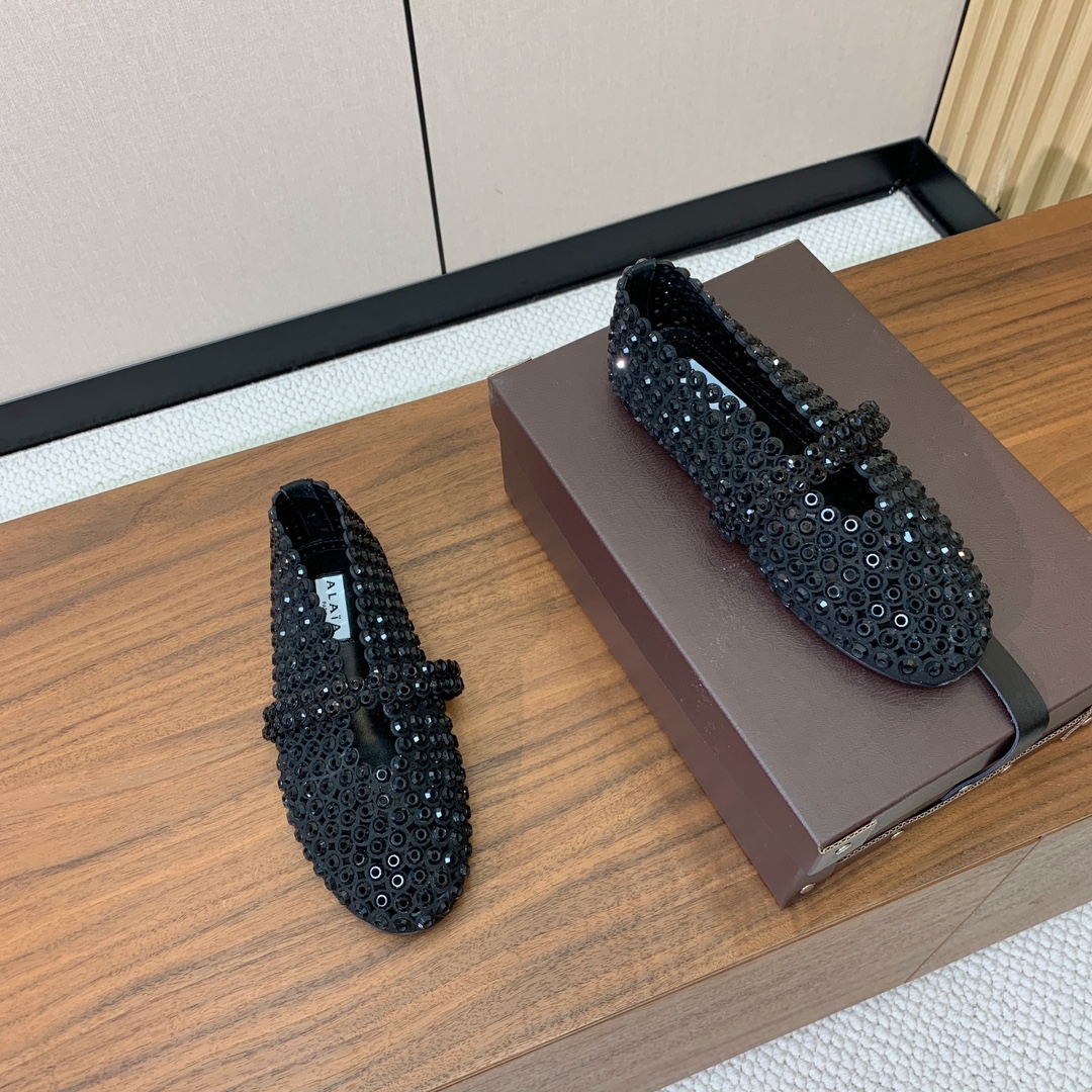 【Alaia】钻面芭蕾舞鞋。超级火，上脚超舒服超美。羊皮垫脚，橡胶底，原版小皮箱。
码数：35-42（4