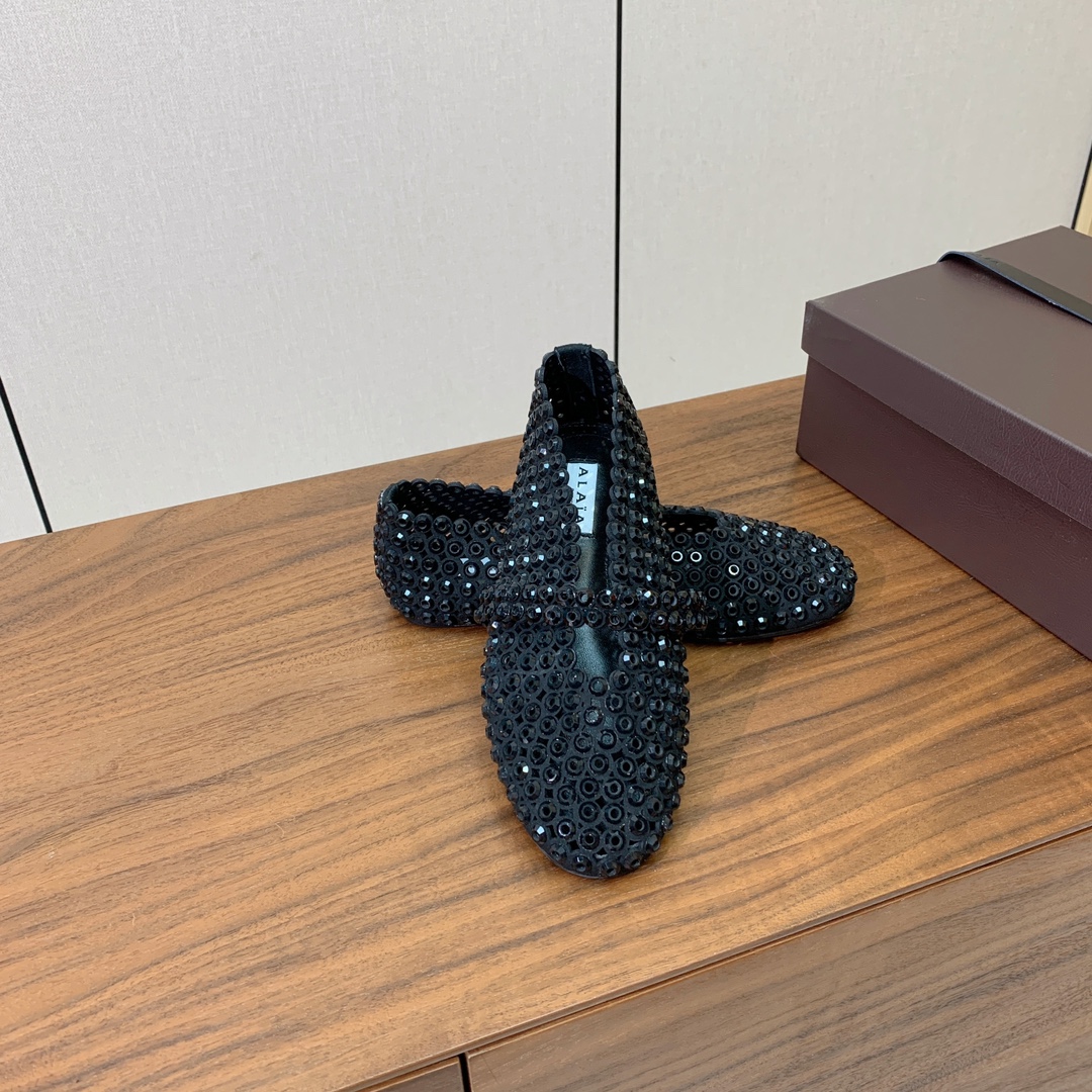 【Alaia】钻面芭蕾舞鞋。超级火，上脚超舒服超美。羊皮垫脚，橡胶底，原版小皮箱。
码数：35-42（4