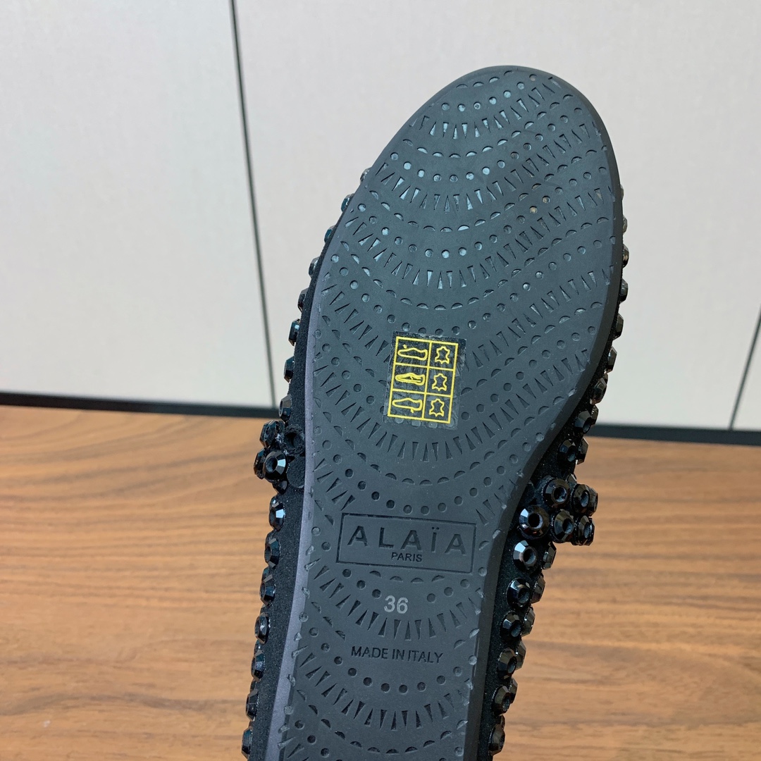 【Alaia】钻面芭蕾舞鞋。超级火，上脚超舒服超美。羊皮垫脚，橡胶底，原版小皮箱。
码数：35-42（4