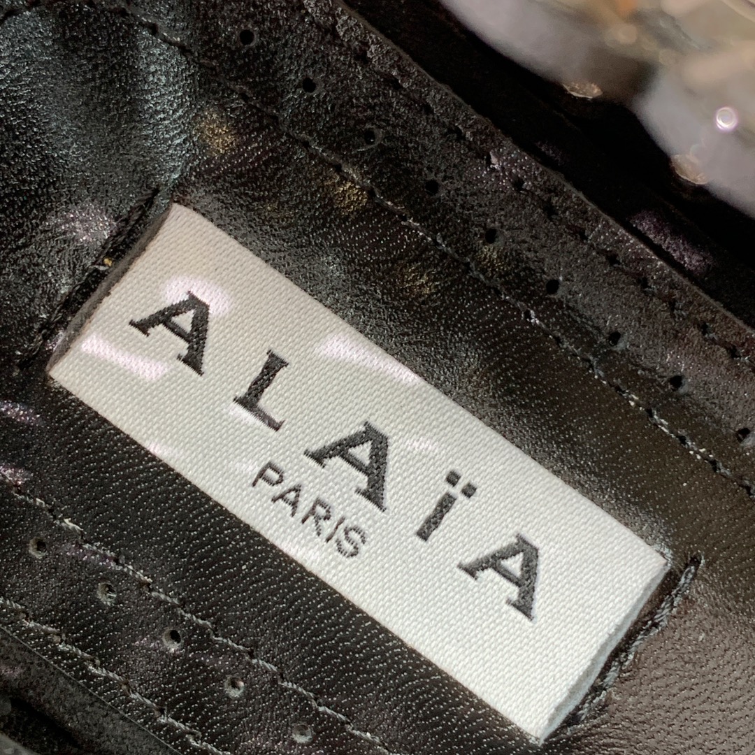 【Alaia】钻面芭蕾舞鞋。超级火，上脚超舒服超美。羊皮垫脚，橡胶底，原版小皮箱。
码数：35-42（4