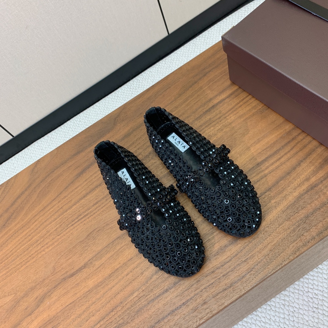 【Alaia】钻面芭蕾舞鞋。超级火，上脚超舒服超美。羊皮垫脚，橡胶底，原版小皮箱。
码数：35-42（4