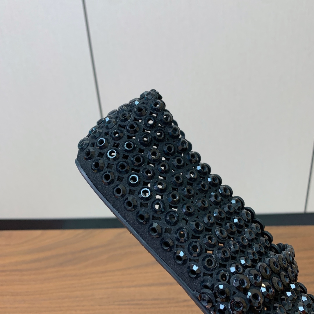 【Alaia】钻面芭蕾舞鞋。超级火，上脚超舒服超美。羊皮垫脚，橡胶底，原版小皮箱。
码数：35-42（4