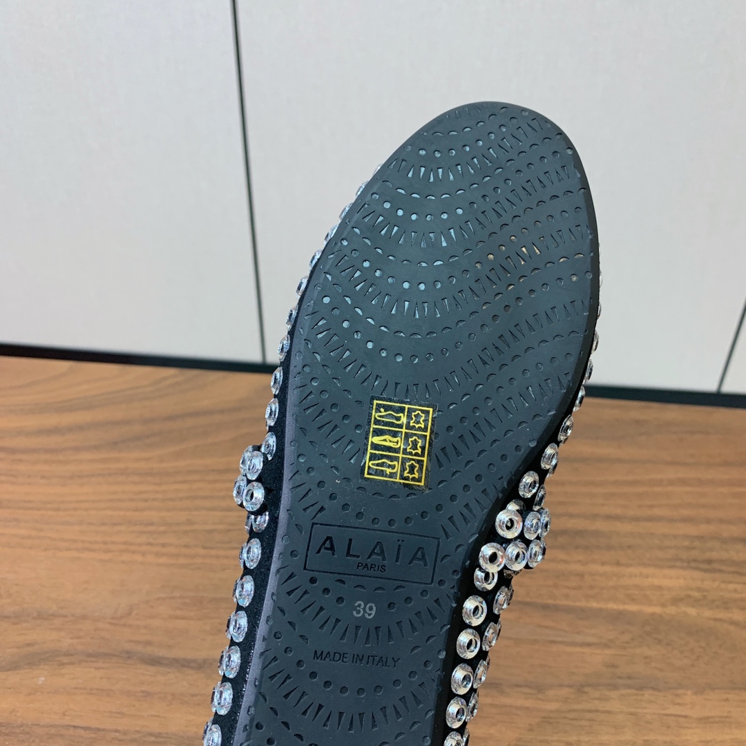 【Alaia】钻面芭蕾舞鞋。超级火，上脚超舒服超美。羊皮垫脚，橡胶底，原版小皮箱。
码数：35-42（4