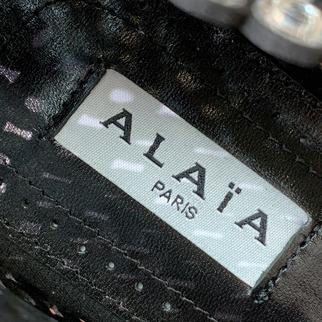 【Alaia】钻面芭蕾舞鞋。超级火，上脚超舒服超美。羊皮垫脚，橡胶底，原版小皮箱。
码数：35-42（4