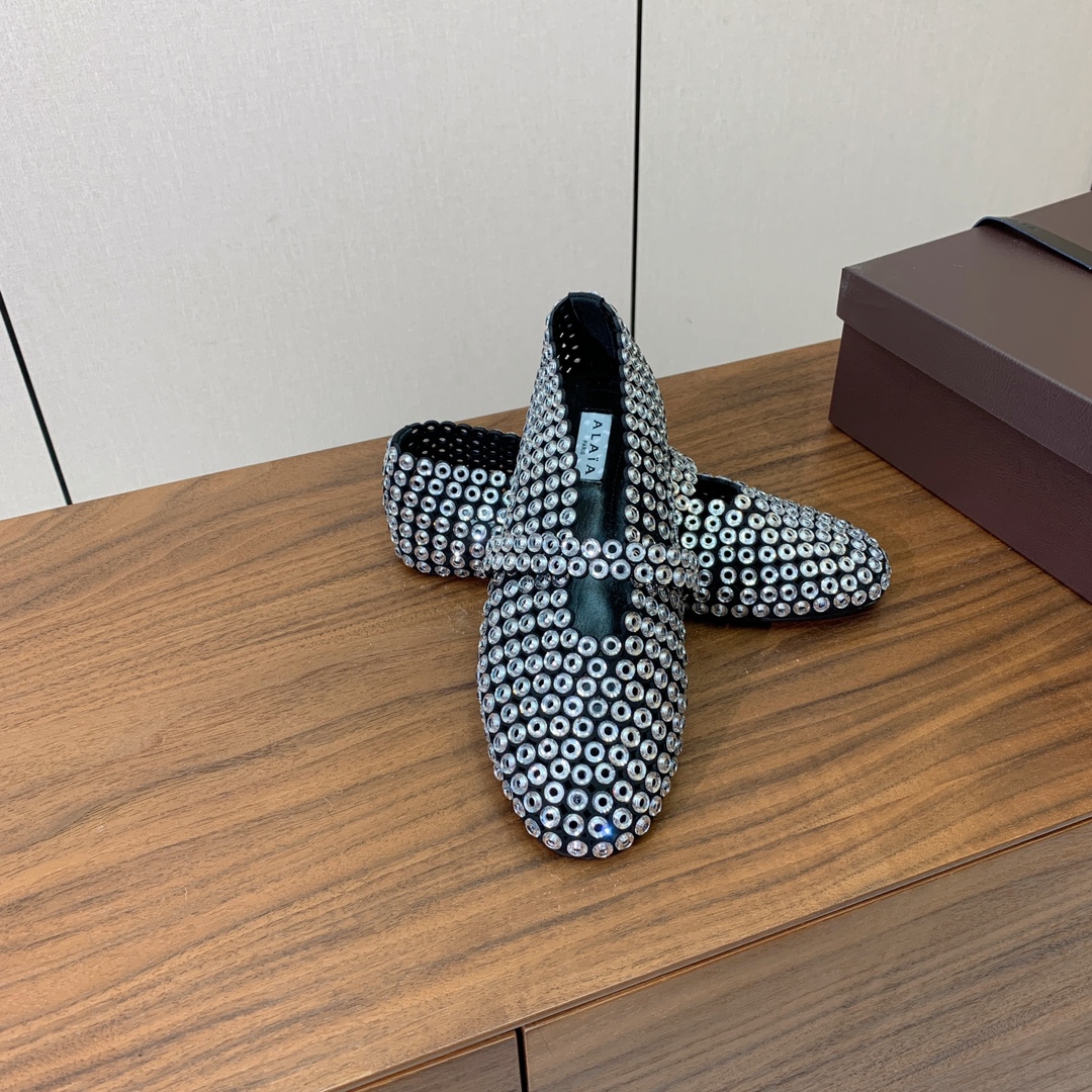 【Alaia】钻面芭蕾舞鞋。超级火，上脚超舒服超美。羊皮垫脚，橡胶底，原版小皮箱。
码数：35-42（4