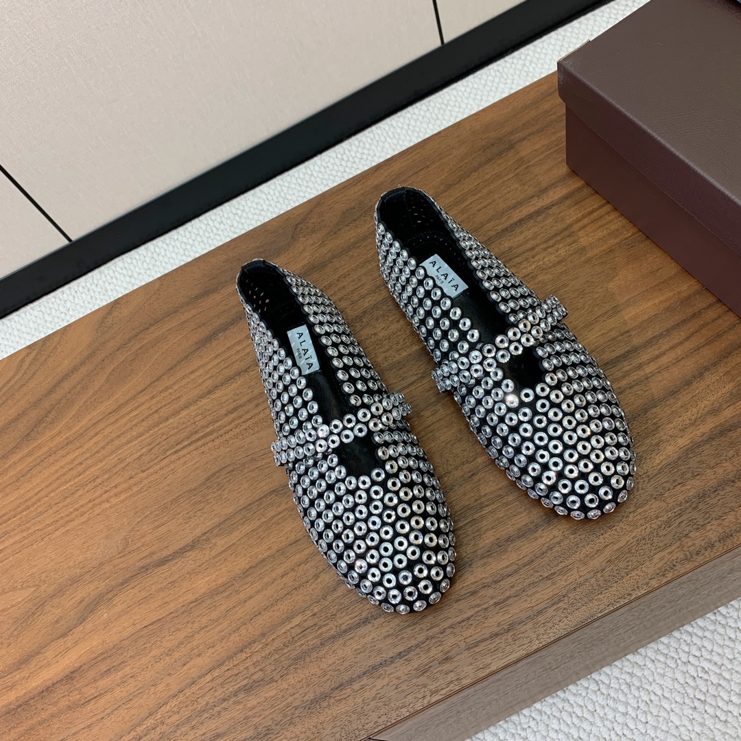 【Alaia】钻面芭蕾舞鞋。超级火，上脚超舒服超美。羊皮垫脚，橡胶底，原版小皮箱。
码数：35-42（4