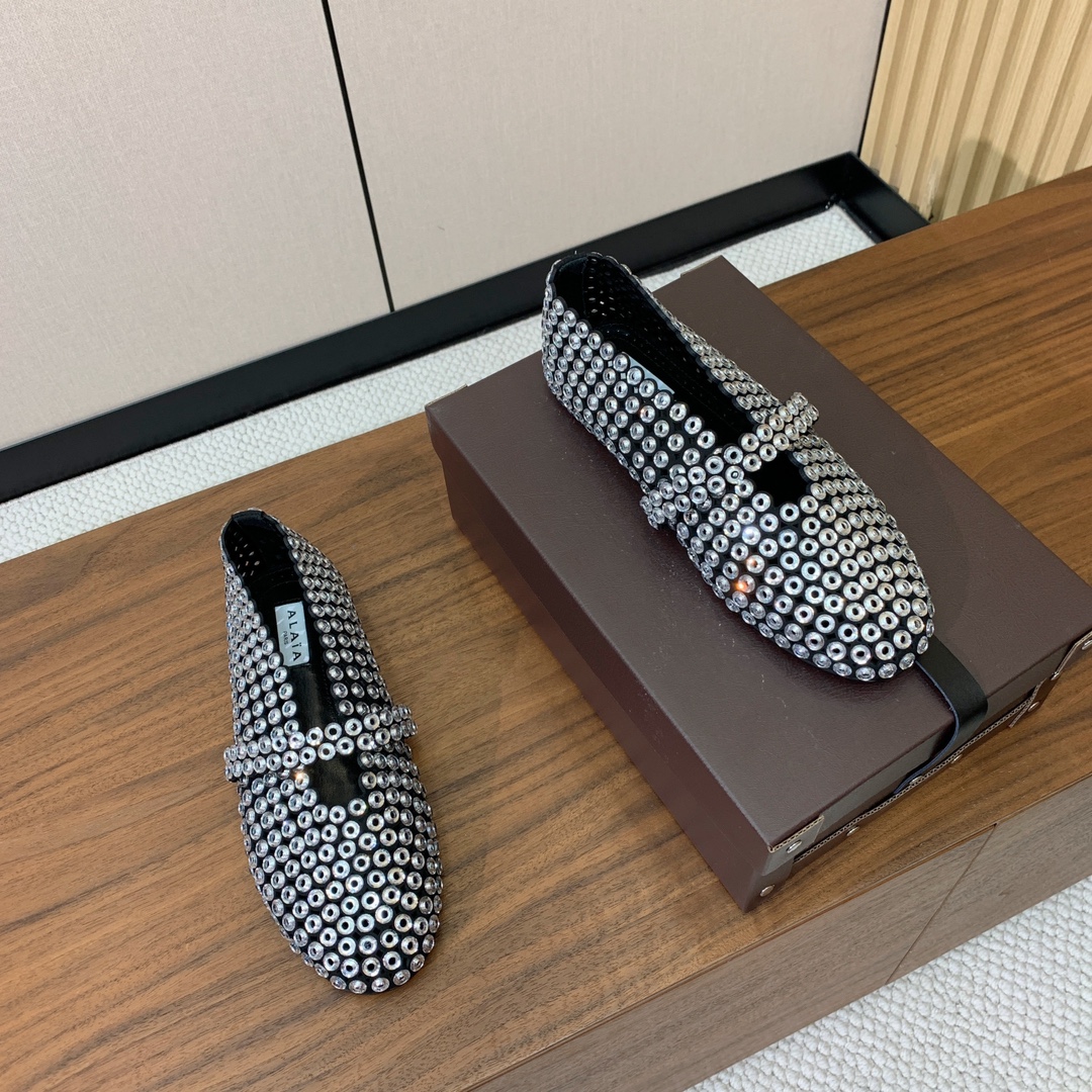 【Alaia】钻面芭蕾舞鞋。超级火，上脚超舒服超美。羊皮垫脚，橡胶底，原版小皮箱。
码数：35-42（4