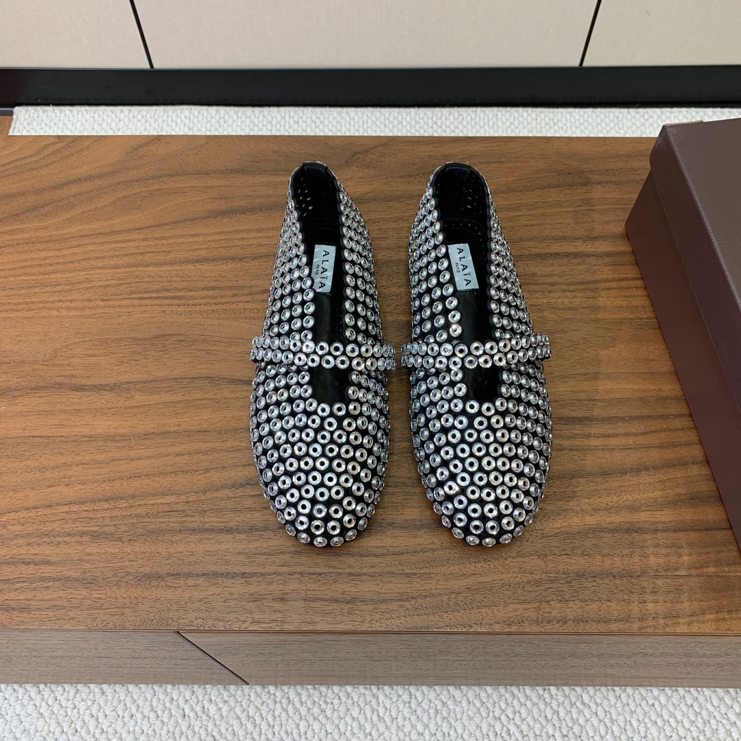 【Alaia】钻面芭蕾舞鞋。超级火，上脚超舒服超美。羊皮垫脚，橡胶底，原版小皮箱。
码数：35-42（4