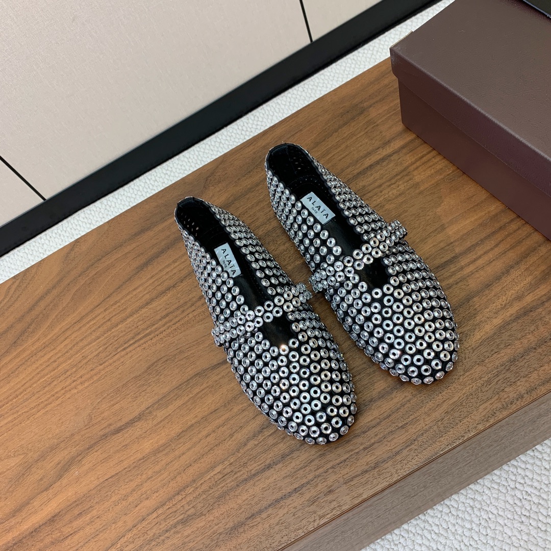 【Alaia】钻面芭蕾舞鞋。超级火，上脚超舒服超美。羊皮垫脚，橡胶底，原版小皮箱。
码数：35-42（4