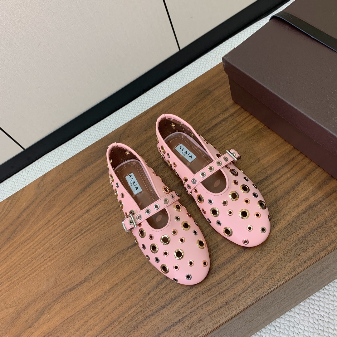 【Alaia】芭蕾舞平底鞋。顶级版。超级火，上脚超舒服超美。鞋面牛皮，羊皮垫脚，橡胶底，原版小皮箱。
码