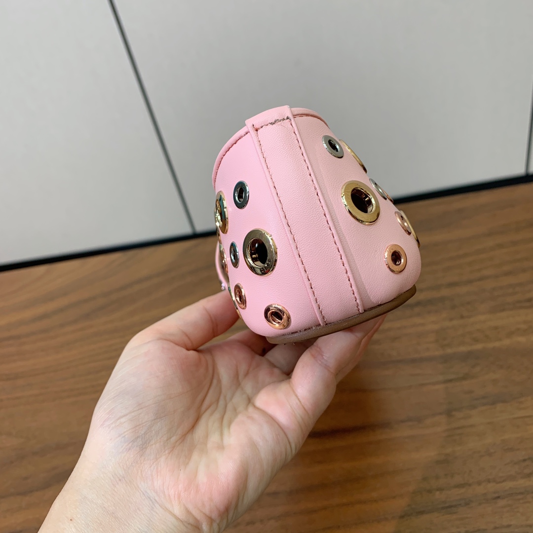【Alaia】芭蕾舞平底鞋。顶级版。超级火，上脚超舒服超美。鞋面牛皮，羊皮垫脚，橡胶底，原版小皮箱。
码