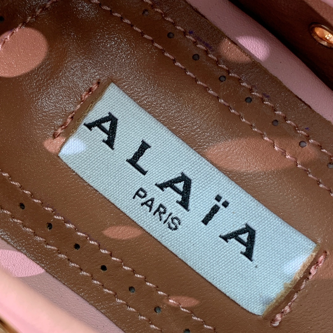 【Alaia】芭蕾舞平底鞋。顶级版。超级火，上脚超舒服超美。鞋面牛皮，羊皮垫脚，橡胶底，原版小皮箱。
码