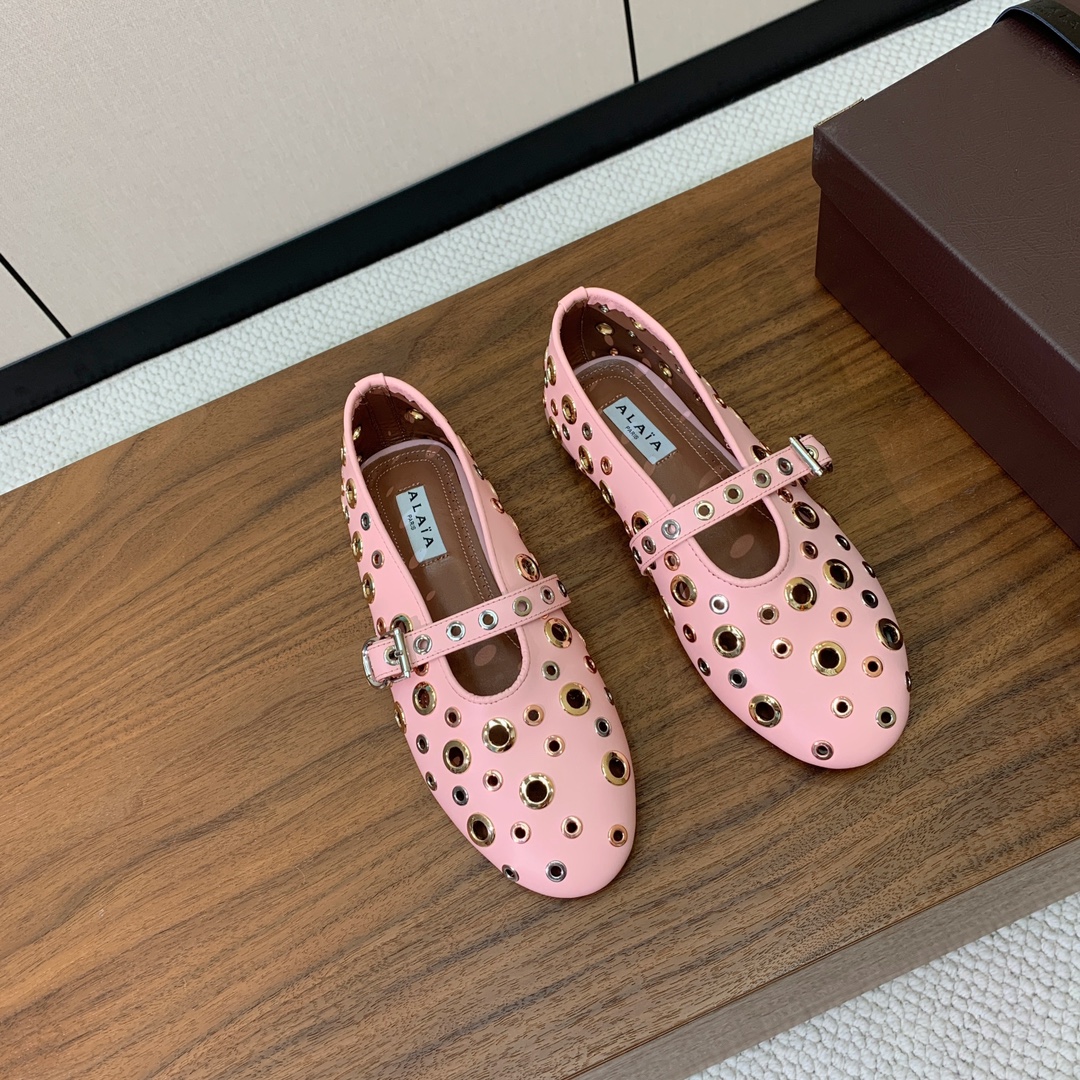 【Alaia】芭蕾舞平底鞋。顶级版。超级火，上脚超舒服超美。鞋面牛皮，羊皮垫脚，橡胶底，原版小皮箱。
码