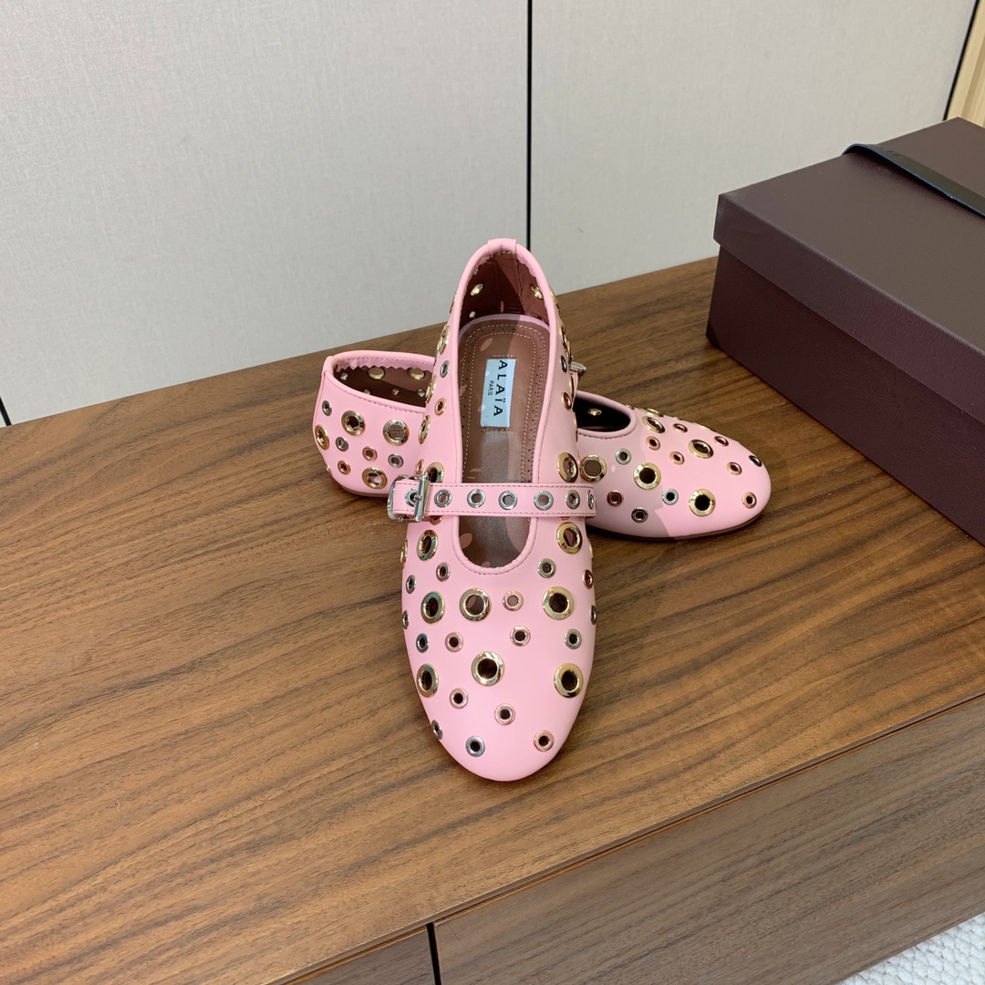 【Alaia】芭蕾舞平底鞋。顶级版。超级火，上脚超舒服超美。鞋面牛皮，羊皮垫脚，橡胶底，原版小皮箱。
码