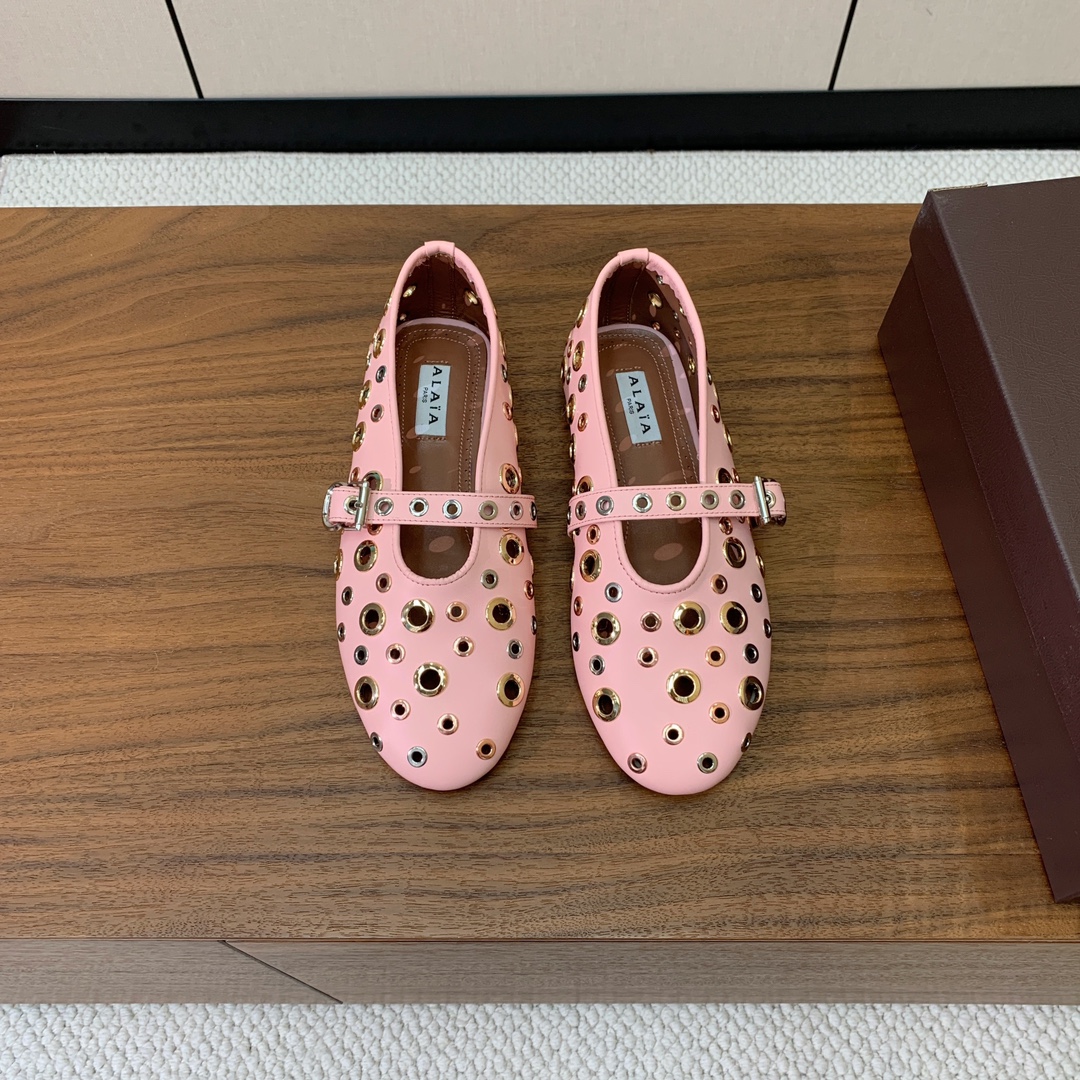 【Alaia】芭蕾舞平底鞋。顶级版。超级火，上脚超舒服超美。鞋面牛皮，羊皮垫脚，橡胶底，原版小皮箱。
码