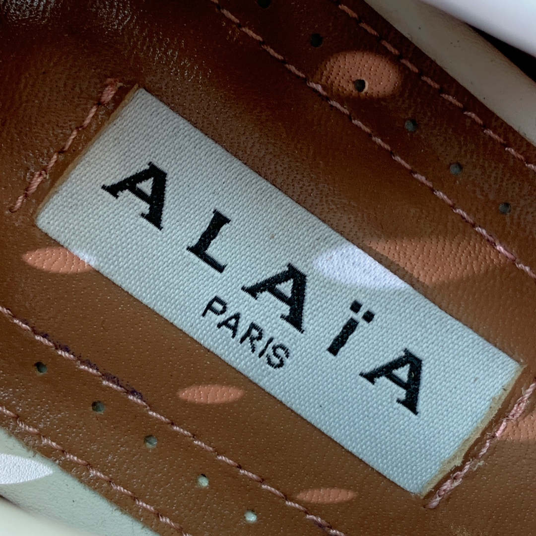 【Alaia】芭蕾舞平底鞋。顶级版。超级火，上脚超舒服超美。鞋面牛皮，羊皮垫脚，橡胶底，原版小皮箱。
码