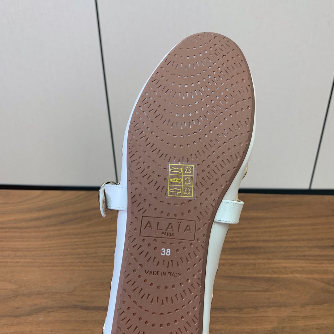 【Alaia】芭蕾舞平底鞋。顶级版。超级火，上脚超舒服超美。鞋面牛皮，羊皮垫脚，橡胶底，原版小皮箱。
码