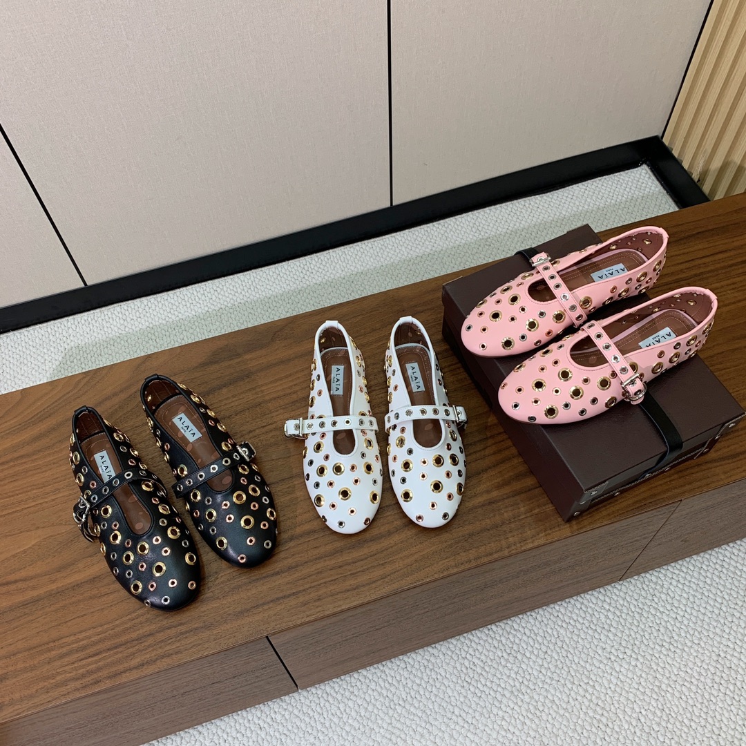 【Alaia】芭蕾舞平底鞋。顶级版。超级火，上脚超舒服超美。鞋面牛皮，羊皮垫脚，橡胶底，原版小皮箱。
码