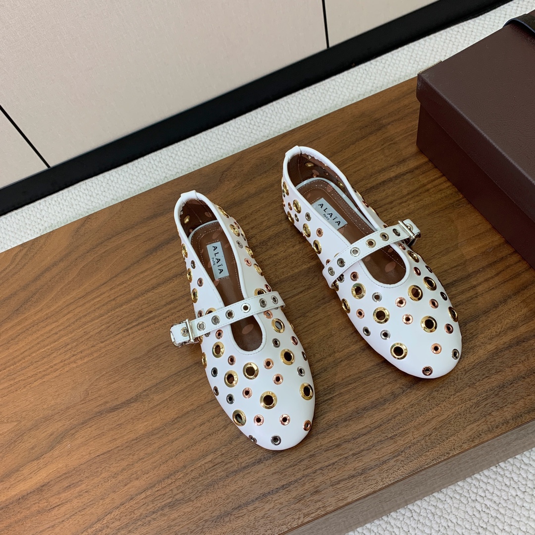 【Alaia】芭蕾舞平底鞋。顶级版。超级火，上脚超舒服超美。鞋面牛皮，羊皮垫脚，橡胶底，原版小皮箱。
码