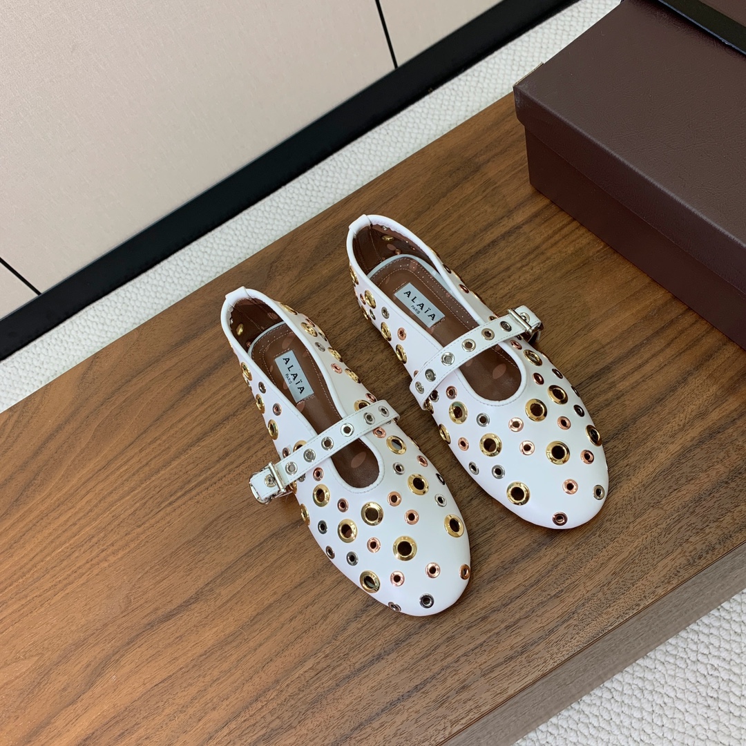 【Alaia】芭蕾舞平底鞋。顶级版。超级火，上脚超舒服超美。鞋面牛皮，羊皮垫脚，橡胶底，原版小皮箱。
码