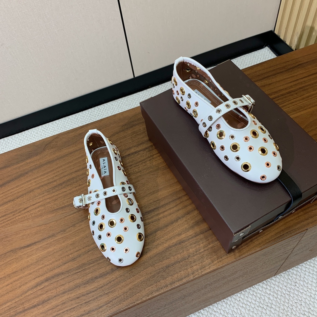 【Alaia】芭蕾舞平底鞋。顶级版。超级火，上脚超舒服超美。鞋面牛皮，羊皮垫脚，橡胶底，原版小皮箱。
码