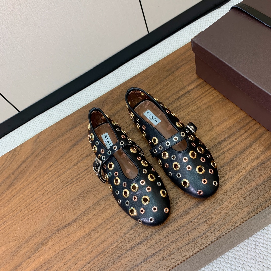 【Alaia】芭蕾舞平底鞋。顶级版。超级火，上脚超舒服超美。鞋面牛皮，羊皮垫脚，橡胶底，原版小皮箱。
码