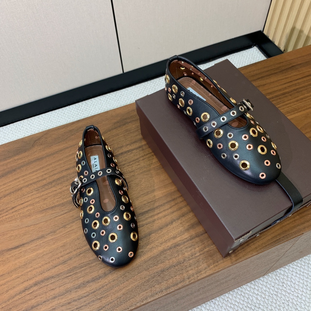【Alaia】芭蕾舞平底鞋。顶级版。超级火，上脚超舒服超美。鞋面牛皮，羊皮垫脚，橡胶底，原版小皮箱。
码