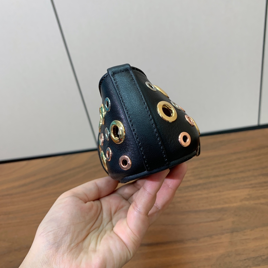 【Alaia】芭蕾舞平底鞋。顶级版。超级火，上脚超舒服超美。鞋面牛皮，羊皮垫脚，橡胶底，原版小皮箱。
码