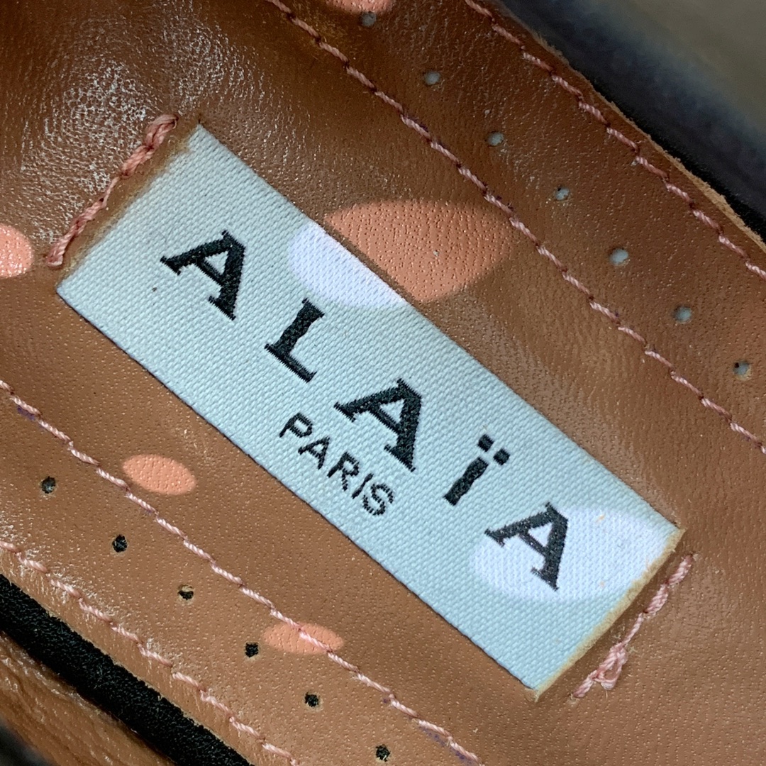 【Alaia】芭蕾舞平底鞋。顶级版。超级火，上脚超舒服超美。鞋面牛皮，羊皮垫脚，橡胶底，原版小皮箱。
码